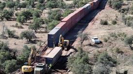 Arizona desmantela el improvisado muro de contenedores en la frontera entre Estados Unidos y México