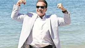 Guardaespaldas de Arnold Schwarzenegger se viraliza en redes sociales debido a su gran altura