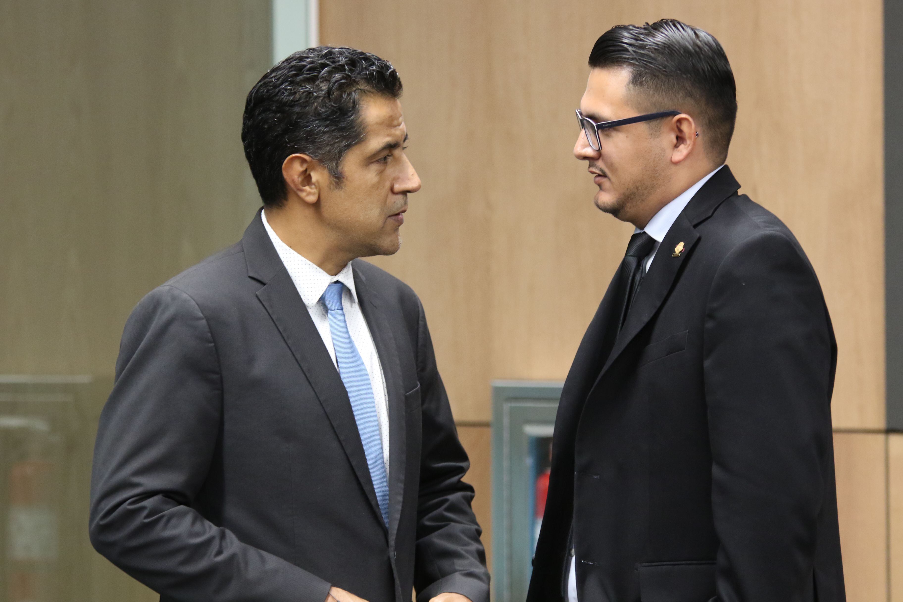 En la imagen, el diputado David Segura (der.) habla con el ministro de Hacienda, Nogui Acosta (izq.), en la Asamblea Legislativa.