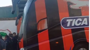 Aficionados lanzaron huevos al autobús de Alajuelense