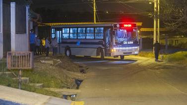 Chofer de autobús baleado en tórax durante asalto en Desamparados