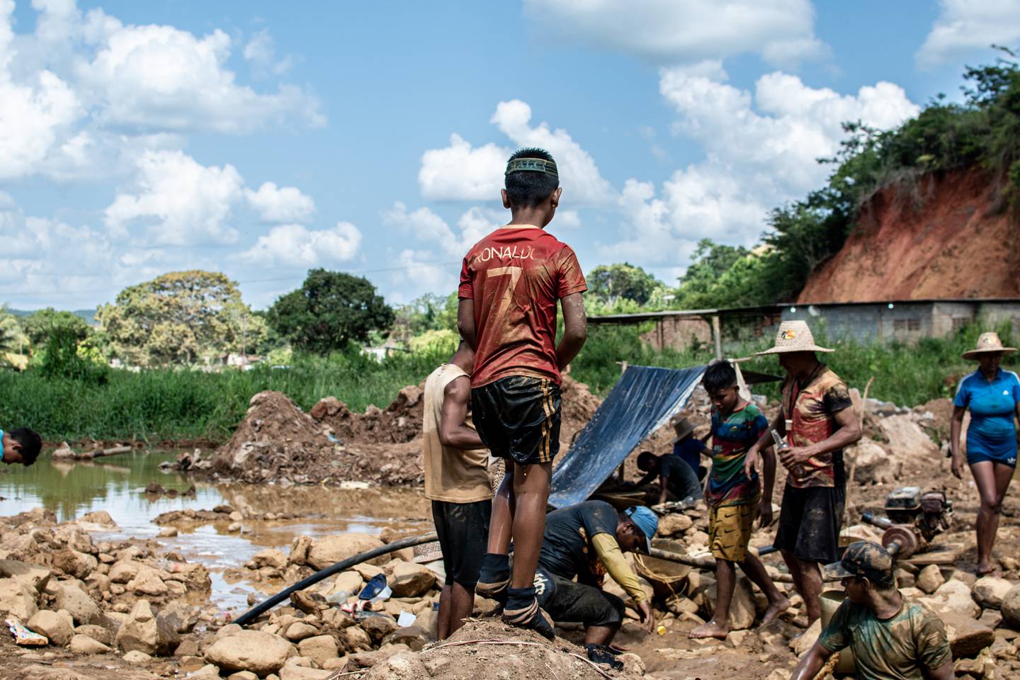 Niños mineros venezolanos trabajan en busca de oro en una mina a cielo abierto y luego lo venden en la comunidad El Perú