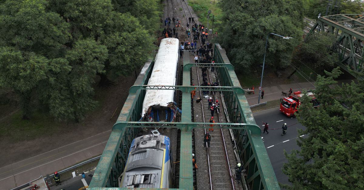 Al menos 57 personas recibieron atención hospitalaria tras el choque de dos trenes en Argentina. Dos de ellas resultaron con heridas graves. Se desconoce la causa del siniestro.