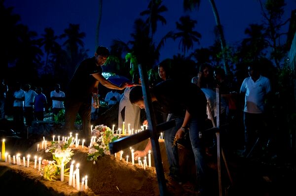 Velas en memoria de tres miembros de una misma familia que perecieron el domingo 22 de abril en un atentado terrorista en la iglesia de San Sebastián, en la ciudad de Negombo, Sri Lanka.