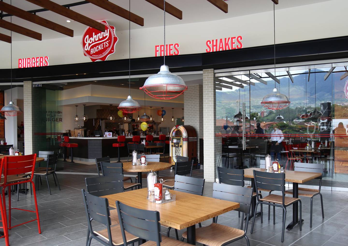 Las hamburguesas de Johnny Rockets llegaron a Escazú | La Nación