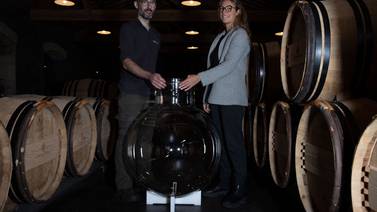 Barricas de cristal cambian códigos del vino en Burdeos