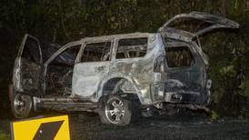 Homicidas acribillan a balazos a joven de 26 años y lo dejan maniatado al lado de carro en llamas