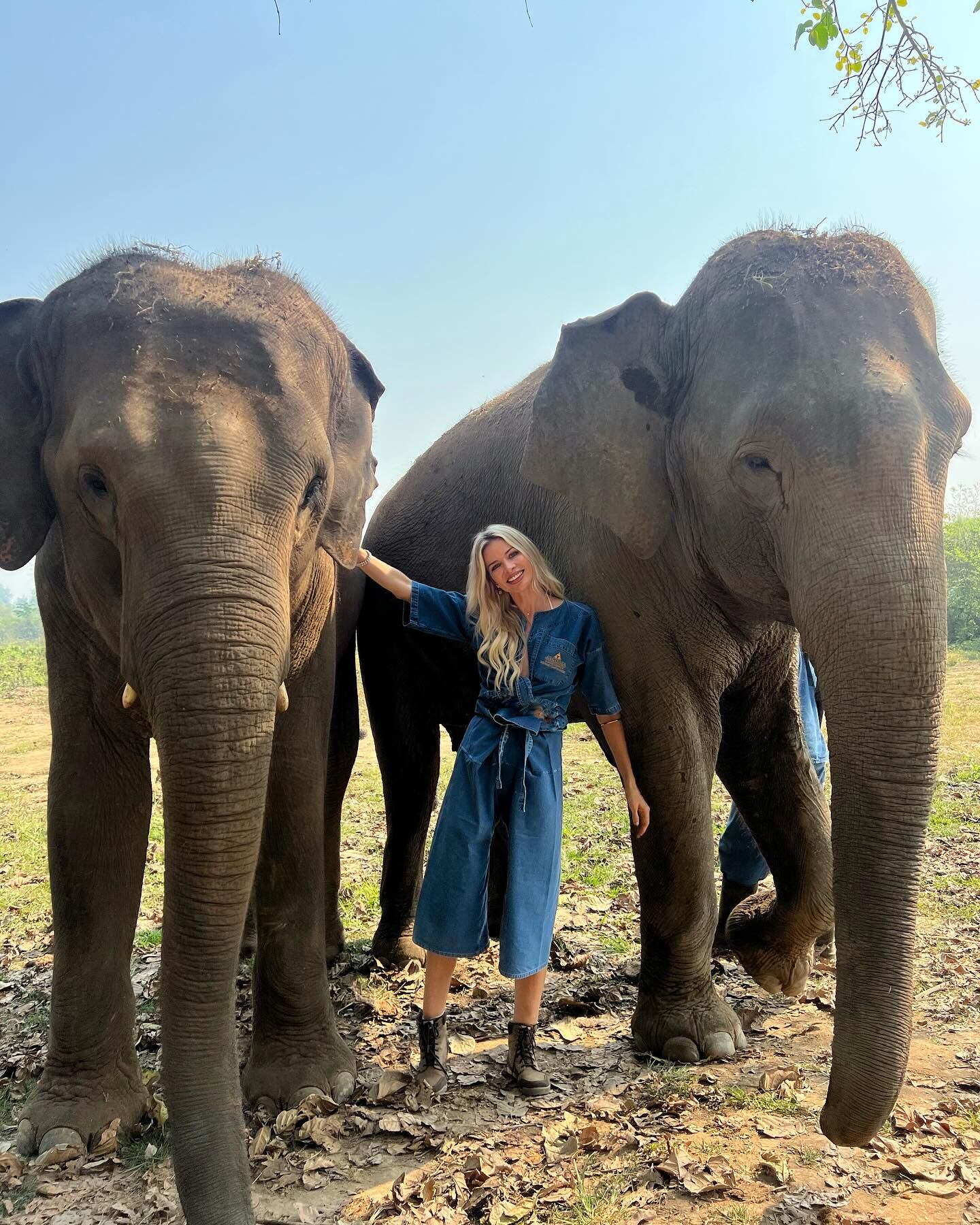 Leonora Jiménez describió como 'una experiencia rajada' la visita que hizo con su esposo a un refugio de rescate de elefantes.