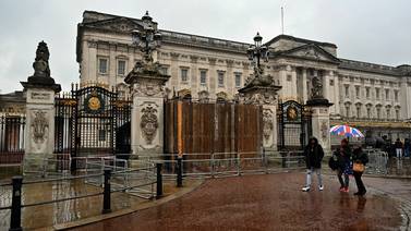 Conductor que chocó verja del Palacio de Buckingham obtiene libertad bajo fianza