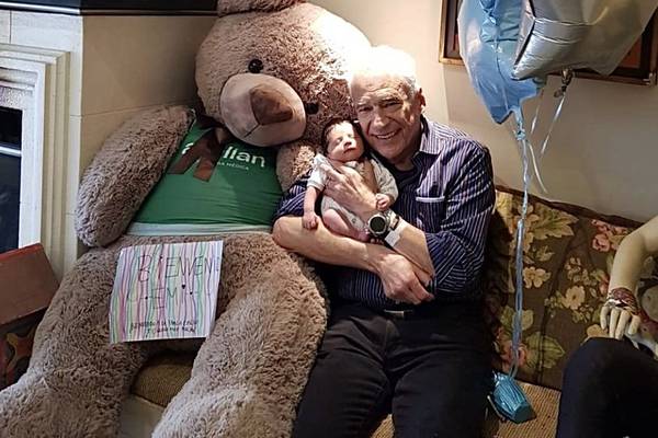 Hombre tiene un hijo a los 83 años y se graba a diario para ser recordado en Argentina 