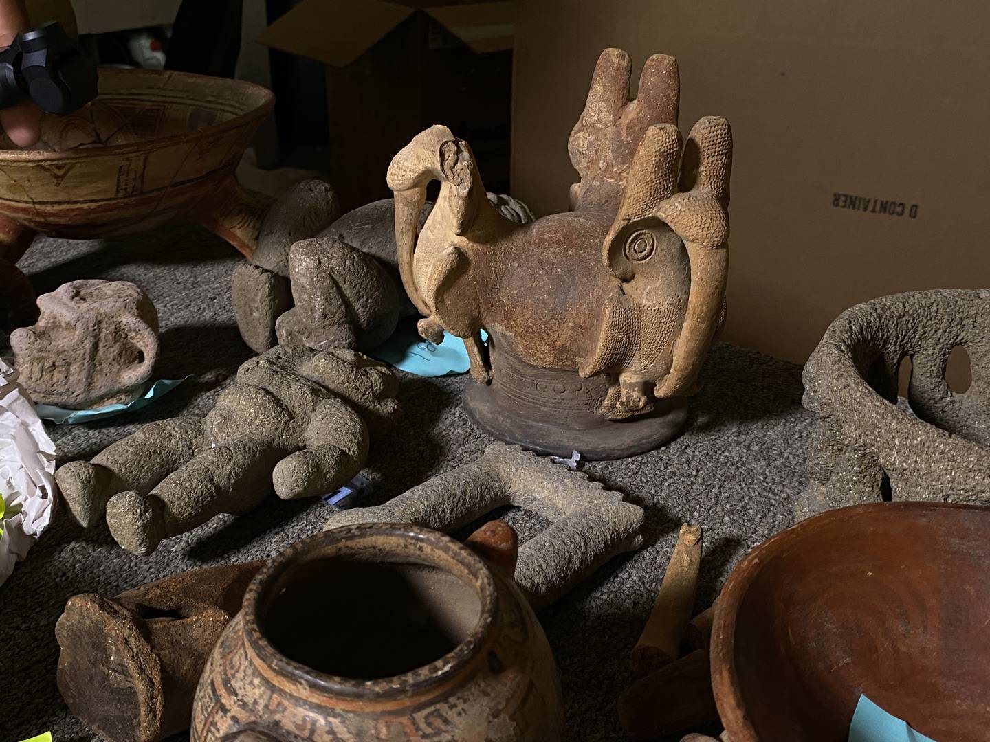 Elaborados en piedra y cerámica, el envío de piezas incluyó metates, piedras verdes (jade), vasijas policromas, figuras humanas y de animales y herramientas en piedra. Fotografía: Cortesía.