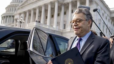 Senador acusado de agresión sexual renuncia en Estados Unidos