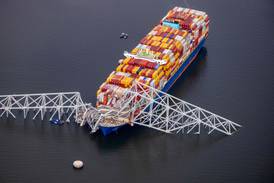 Portacontenedores que destruyó puente de Baltimore es remolcado a un astillero