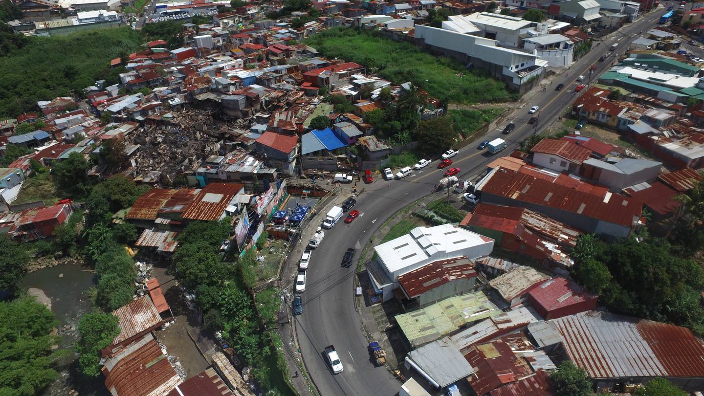 A la izquierda de esta toma de dron se ve  la parte del caserío El Pochote que quedó reducida a cenizas. Está a la izquierda de la carretera que comunica barrio Cuba con Hatillo 1. Foto: Cortesía Bomberos/F. Picado.