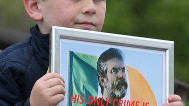 Arresto de Gerry Adams aviva tensión en Irlanda del Norte