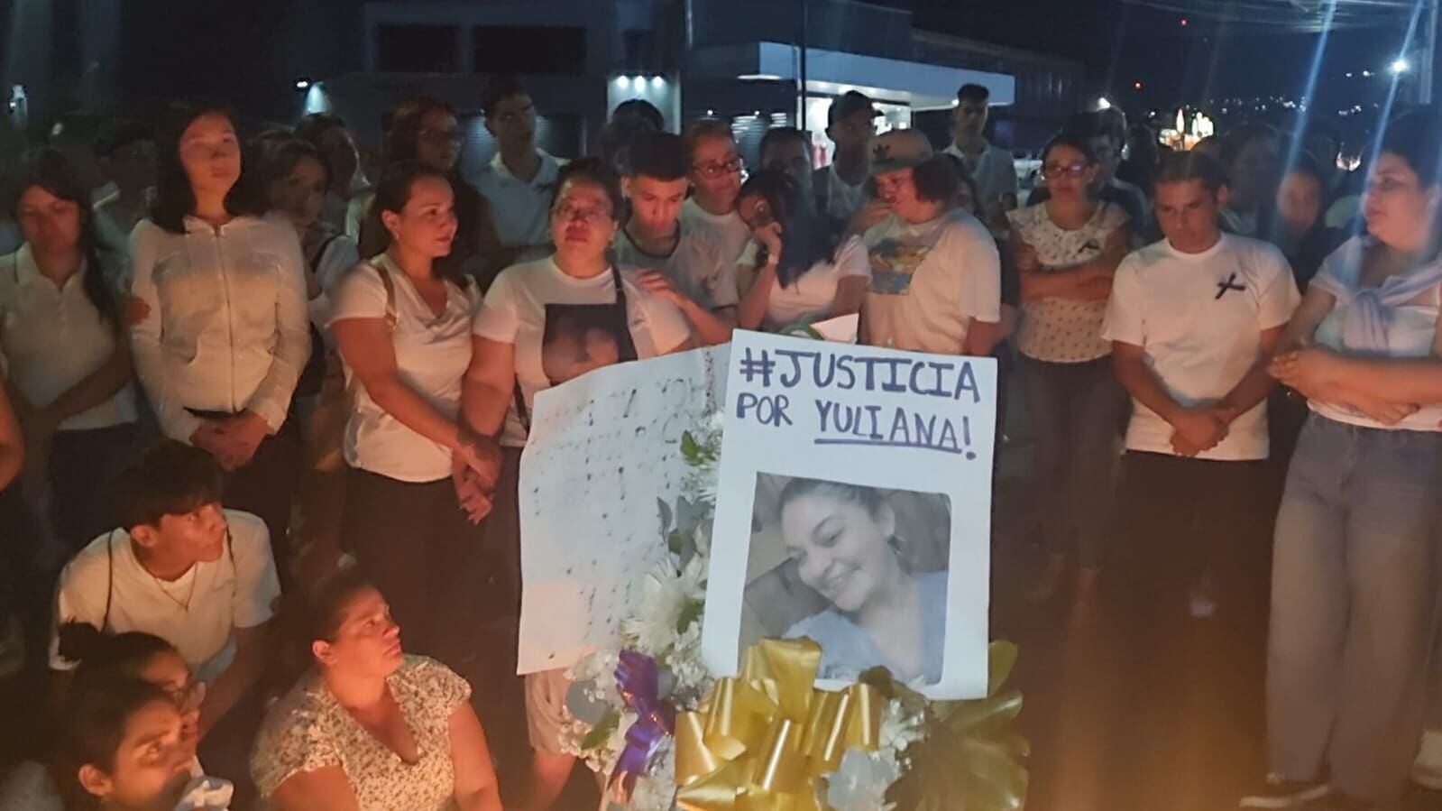 Una foto de la joven fue colocada junto al mensaje 'Justicia por Yuliana'. Foto: Edgar Chinchilla