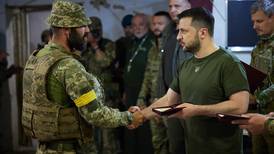 Zelenski alienta resistencia de Ucrania ante Rusia durante visita al frente sur