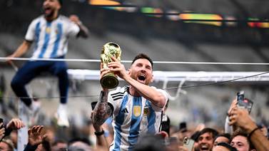 Lionel Messi levantó una Copa del Mundo falsa en el Mundial Qatar 2022