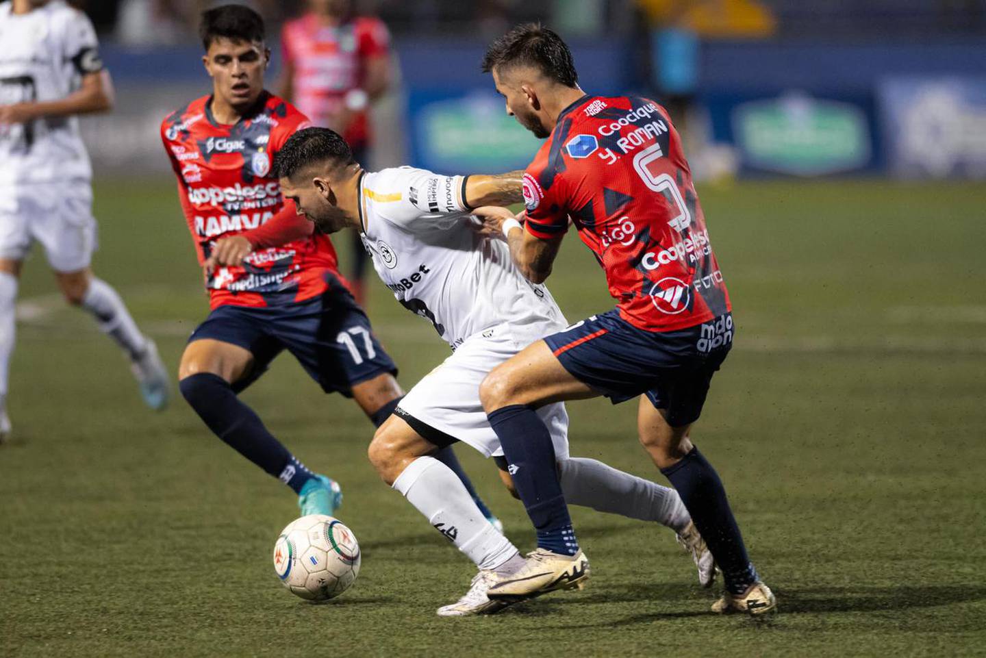 Steven Cárdenas logró anotar su gol once en el torneo nacional. Fotografía: Sporting