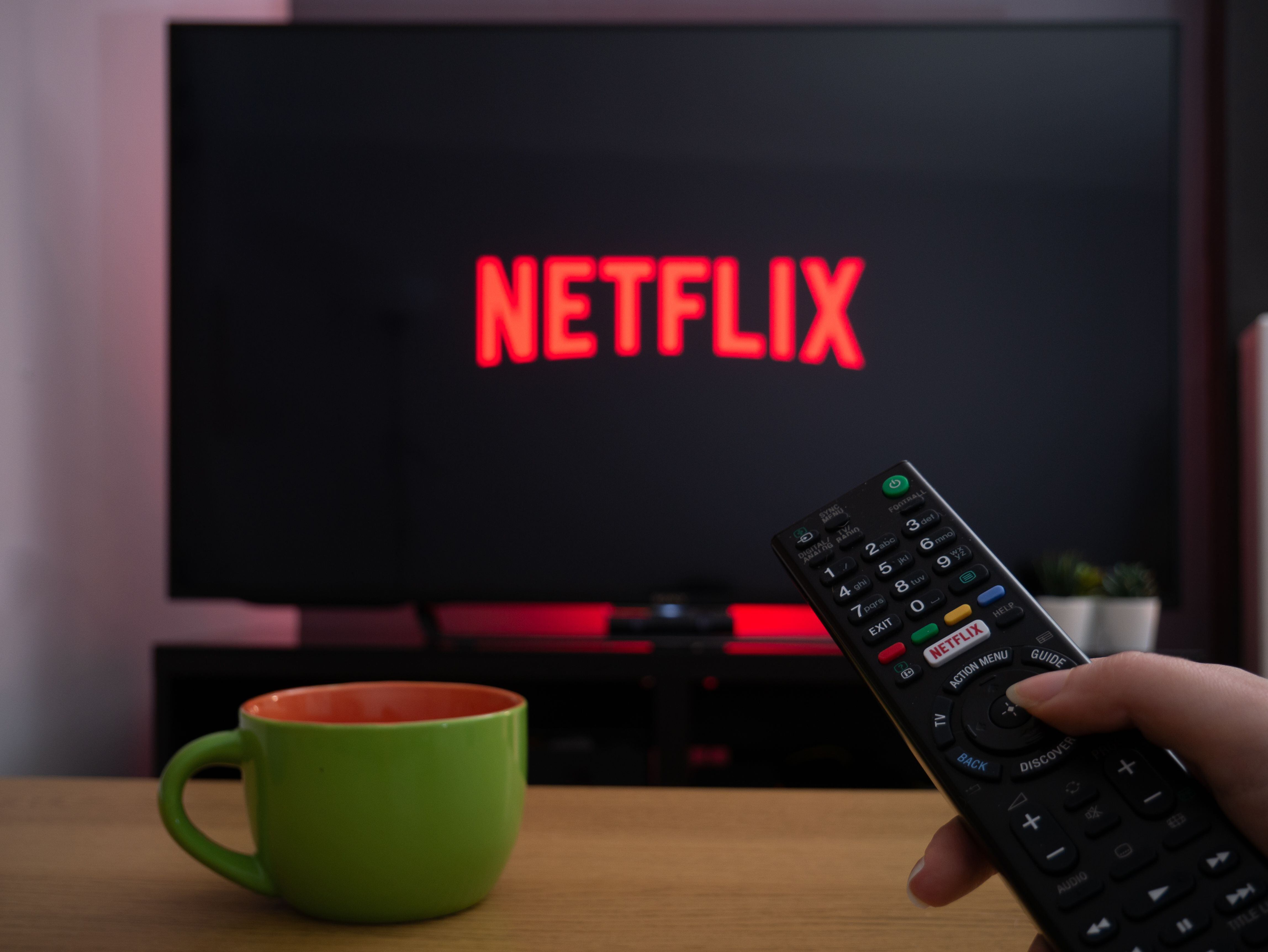 Sea por entretenimiento como en Netflix, o por servicios como mensajería y transporte, vivimos conectados a las apps. Foto: Shutterstock