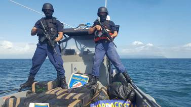 Guardacostas hallan 24 pacas de cocaína flotando en altamar