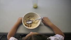 Economista denuncia que ‘ruta del arroz’ hace que comedores escolares paguen hasta el doble