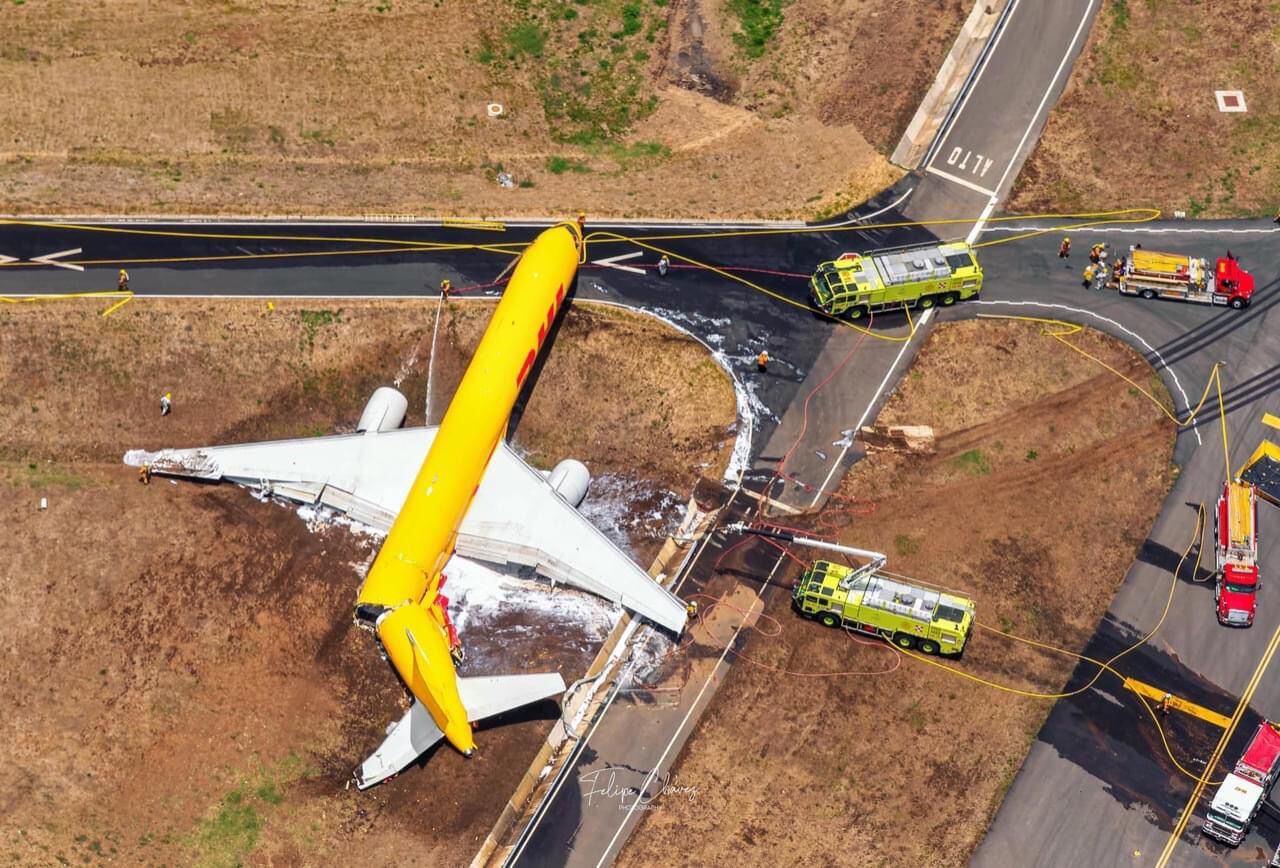 El especialista en fotografía aérea Felipe Chávez capturó esta imagen minutos después del accidente del avión de DHL, la mañana del 7 de abril del 2022. Fotografía: