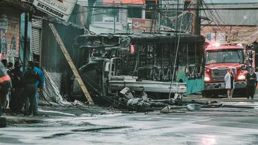 Frenazos y choques persisten en intersección donde hombre murió arrastrado por autobús en Cartago
