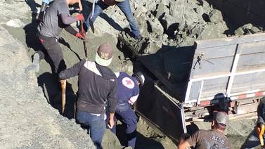 Abrupta caída de arena en tajo ilegal causa muerte de tres jóvenes en León Cortés