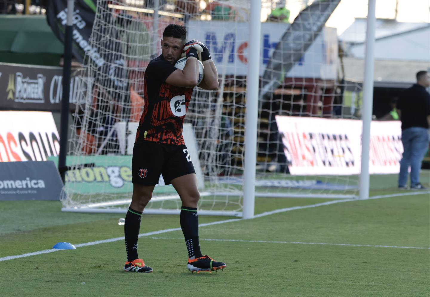 Leonel Moreira jamás olvidará el 24 de febrero de 2024, cuando impuso un récord en la historia del fútbol nacional y lo hizo en el partido entre Liga Deportiva Alajuelense y Herediano.
