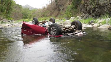 Hombre muere al caer con auto a río en Acosta