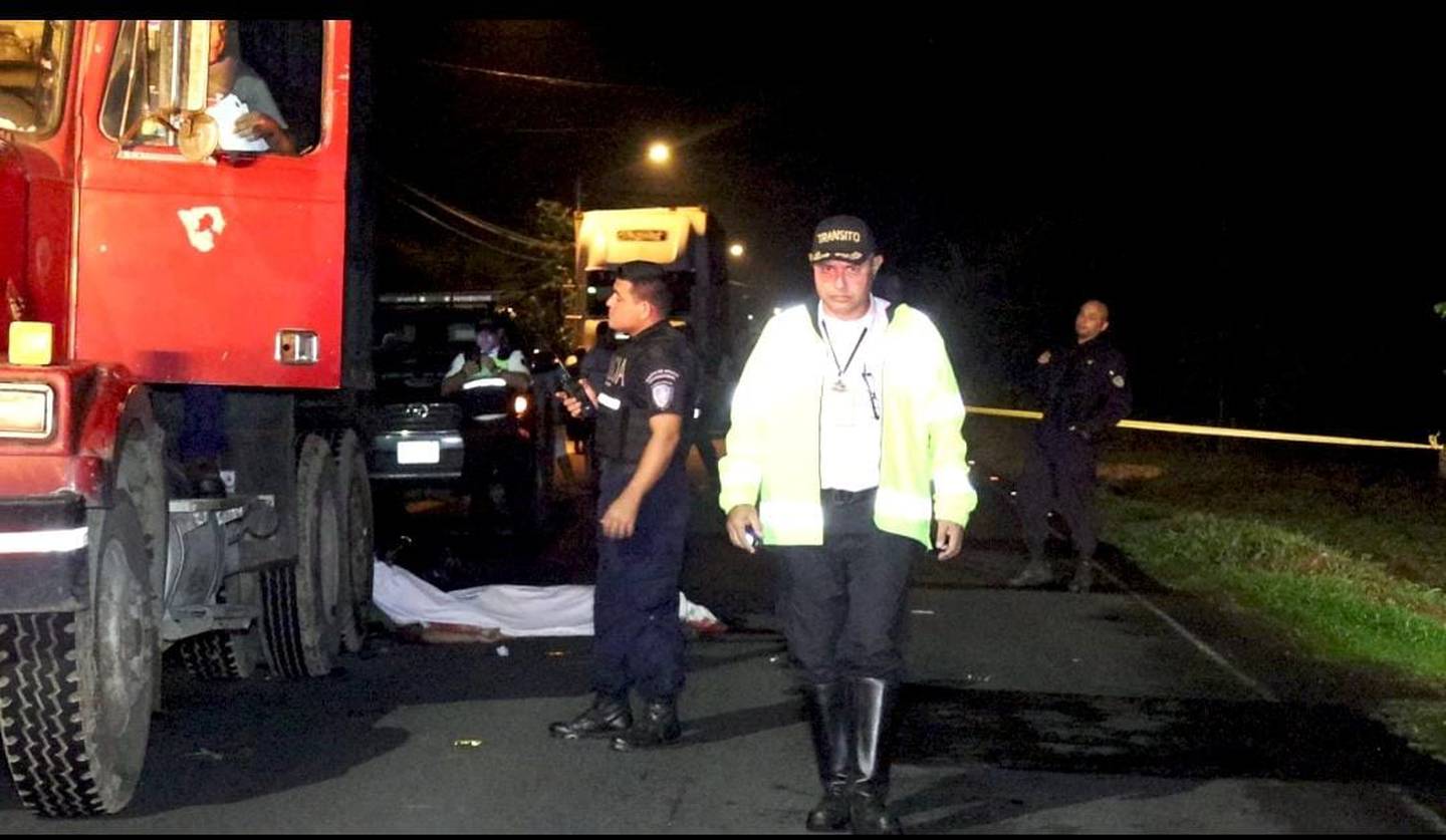 Las autoridades investigan pormenores del accidente en Guácimo donde dos moticiclistas murieron al chocar contra la parte trasera de una vagoneta. Foto: Reiner Montero.