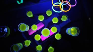 Universitarios crean prototipos de bebida fluorescente y tela antibacterial