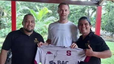 Manuel Neuer pasea por Costa Rica y se fotografía con camisa de Saprissa