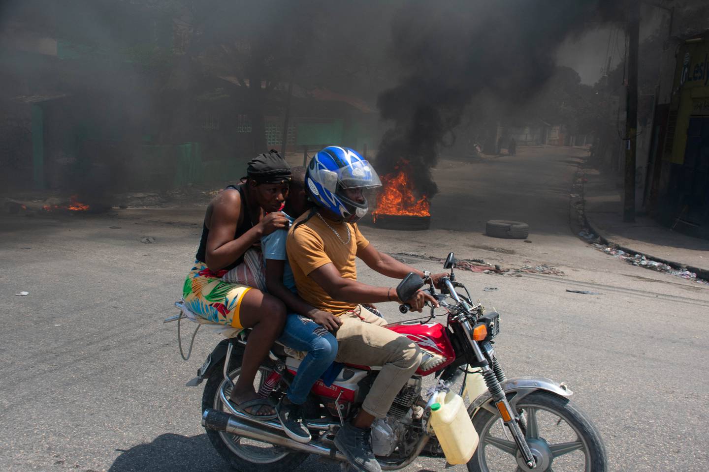 La violencia de las pandillas en Haití ha llevado a que la población levante barricadas en algunas carreteras para protegerse de los asaltos.
