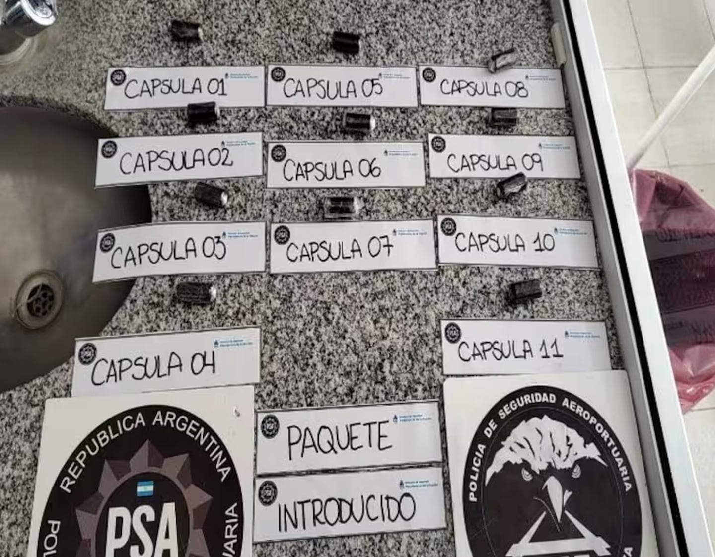 Varias de las cápsulas con cocaína secuestradas a una de las "mulas. Foto: La Nación, Argentina.