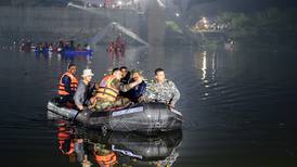 Aumenta a 137 la cifra de muertos por caída de puente en India 