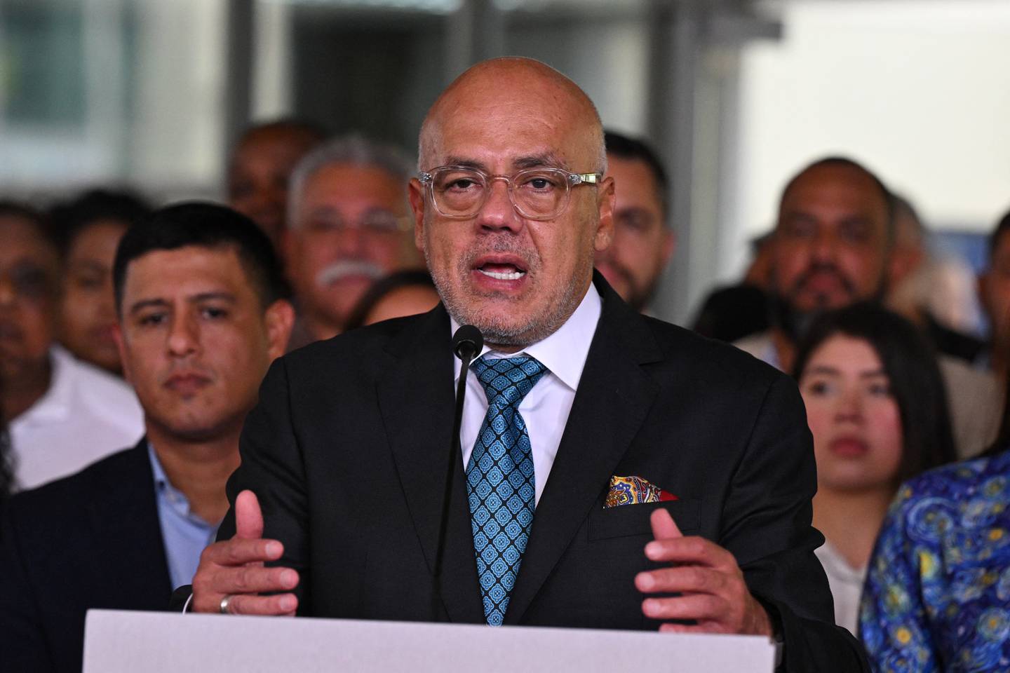 El presidente de la Asamblea Nacional de Venezuela, Jorge Rodríguez (C), se dirige a la prensa tras reunirse con el presidente del Consejo Nacional Electoral (CNE) de Venezuela.