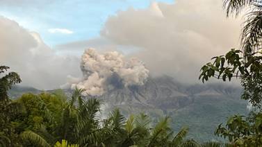 Volcán Rincón de la Vieja registra erupción que alcanza 700 metros de altura este miércoles 