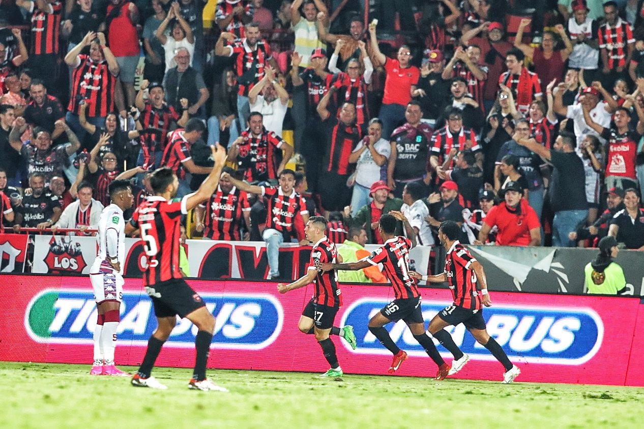 Liga Deportiva Alajuelense reaccionó en el clásico y después de ir perdiendo por dos goles, rescató el empate.