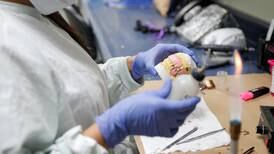 6.000 adultos mayores esperan más de un año por una nueva plancha de dientes