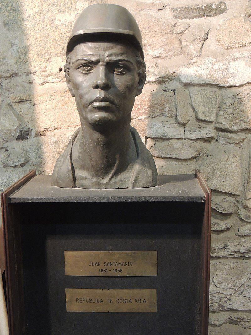 Existen dos monumentos de Juan Santamaría fuera de las fronteras ticas. Específicamente, este busto ubicado en el Cuartel de Dragones de Maldonado, en Uruguay y un monumento en el Parque Norte, Avenida Monforte de Lemos, Madrid (España). Foto: Wikimedia Commons 
