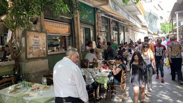 (Video): Antójese de este suculento almuerzo cerca de la Acrópolis en Grecia