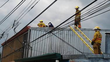 Hombre muere electrocutado en techo de vivienda en Alajuela