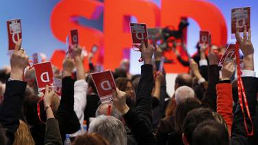 Socialdemócratas aprueban negociar gobierno de coalición con la canciller Ángela Merkel