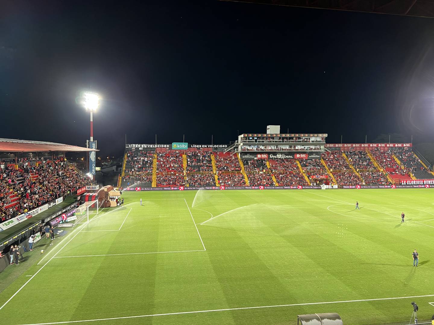 En los minutos previos a que los jugadores de Alajuelense y Puntarenas FC salieran al campo, se regó la gramilla híbrida del Estadio Alejandro Morera Soto.