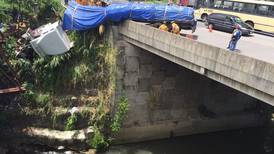 Tráiler queda colgado en puente del río Torres en La Uruca