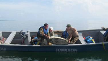 Policía atrapa a pescadores con tortuga y arpones