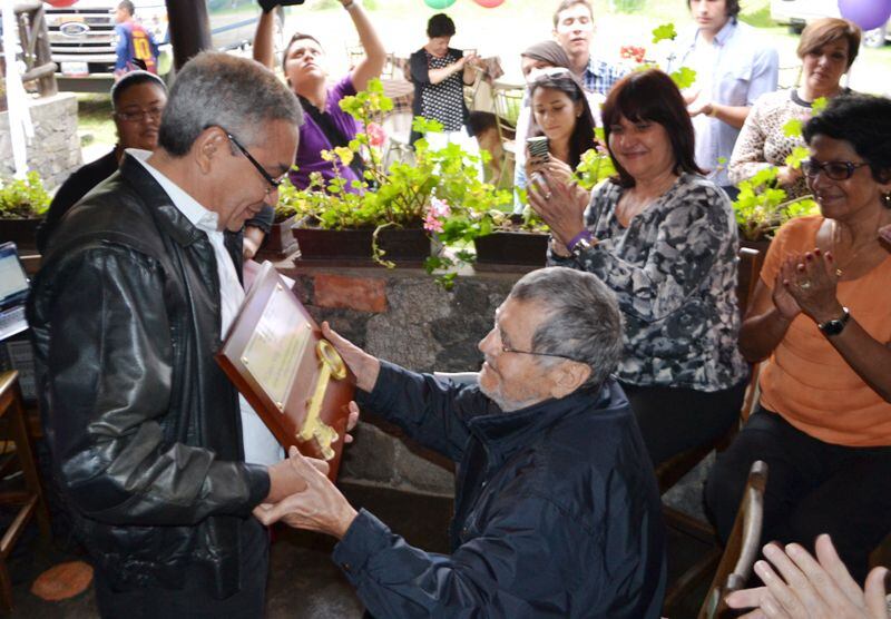Después de una prolífica carrera musical en Venezuela, el compositor costarricense Johnny Quirós fue reconocido en Mérida con las llaves de la ciudad, en el año 2013. Foto: Noti Andes 24.