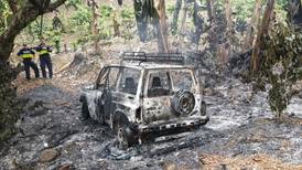 Sujetos queman carro de finquero en Salitre